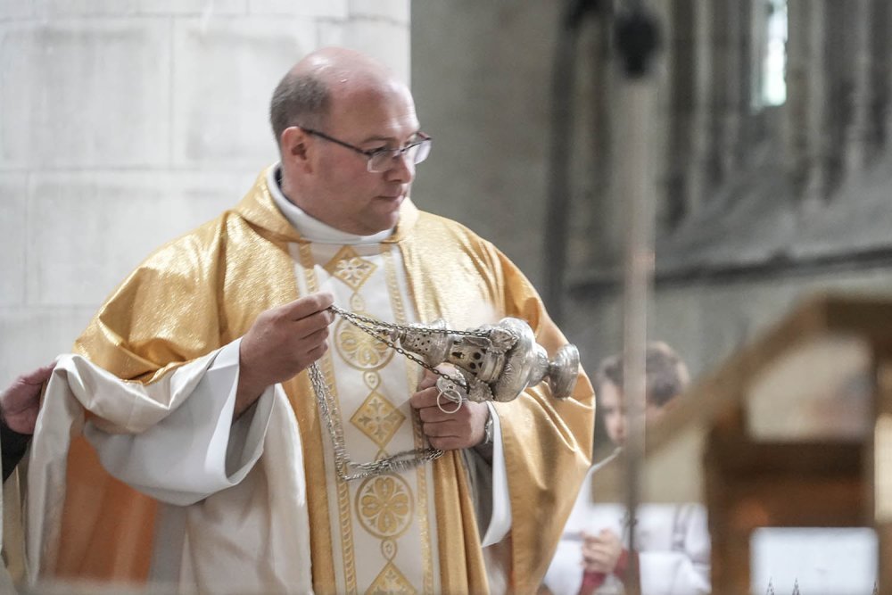 Fête Saint Laud 2023 : encensement de l'autel et des reliques de saint Laud 