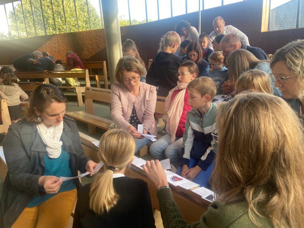 Réunion des enfants préparant la première communion(avec leurs parents) 